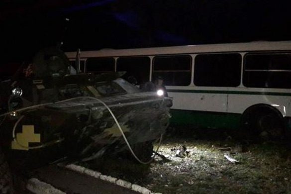 В Покровске БТР столкнулся с шахтным автобусом. Погиб человек