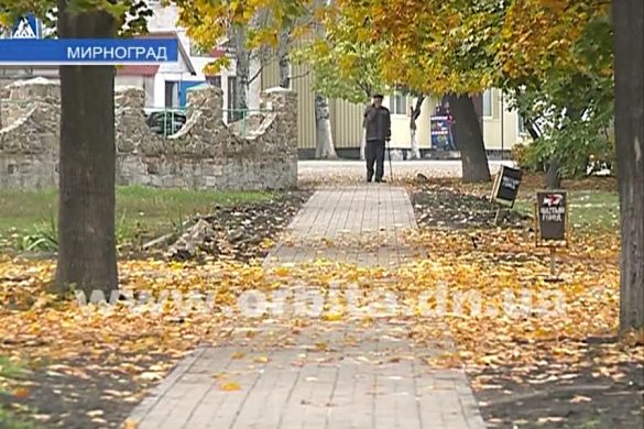 В Мирнограде продолжаются работы по обустройству новых тротуаров