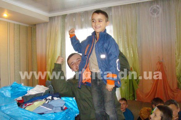 Нацгвардейцы порадовали подопечных «Отчего дома» в Покровске подарками и общением