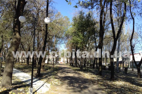 В сквере «Соборный» города Покровска устанавливают парковые светильники