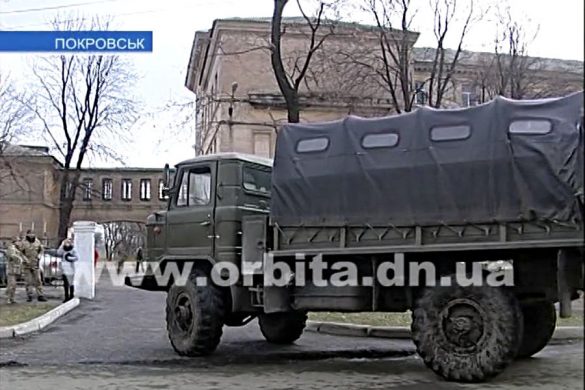Военные передали школе Покровска книги и мебель из пгт Пески