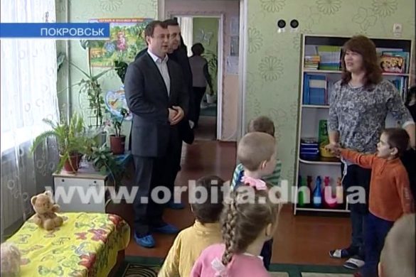 Мэр Покровска Руслан Требушкин проверил, как «утепляются» школы