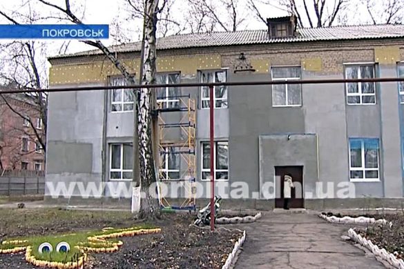 Мэр Покровска проверил работы по утеплению школ и детсадов