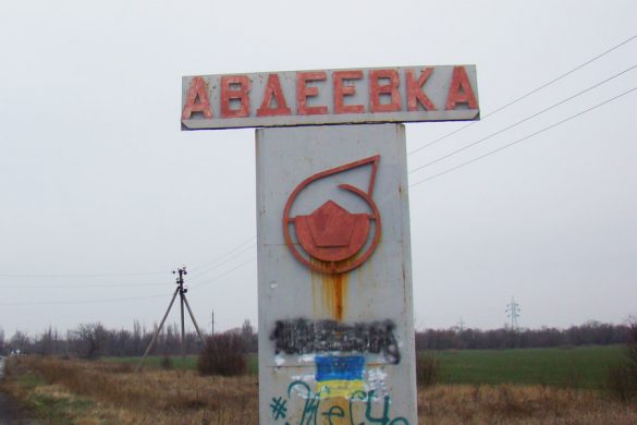 Прифронтовая Авдеевка: бои не утихают, а дети учатся