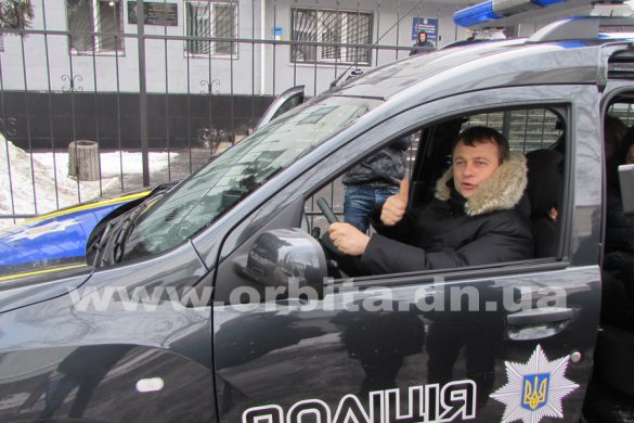 Мэр Покровска подарил правоохранителям оргтехнику и автомобиль