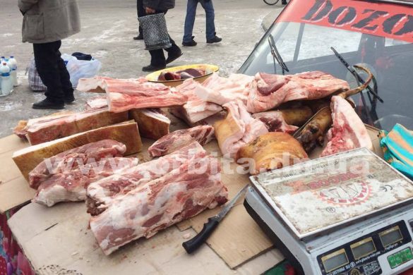 Пока чиновники борются с АЧС, в Покровске торгуют свининой из зараженной Днепропетровской области