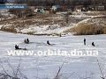 Рыбаки вышли на лед