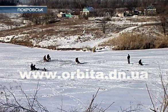 Рыбаки вышли на лед