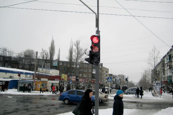 Возле рынка «Лазурный» начали работать светофоры