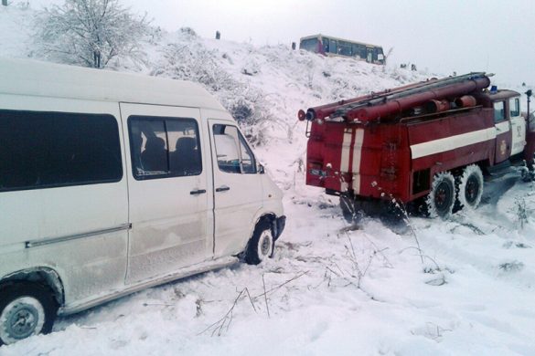 Мирноградские спасатели помогли вытащить микроавтобус из кювета