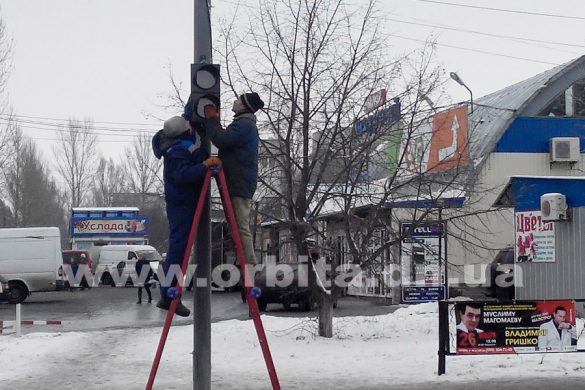 В районе рынка «Лазурный» в Покровске начали устанавливать светофоры