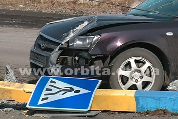 В Покровске автомобиль сбил столб