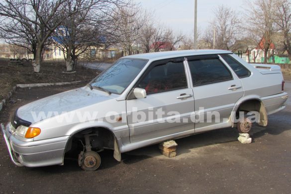 В Мирнограде злоумышленники «разули» автомобиль