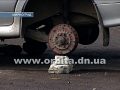 Пора «переобуться»? С машины в Мирнограде сняли колеса
