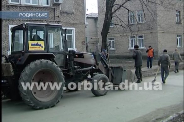 В Родинском работники теплосети взялись за уборку улиц
