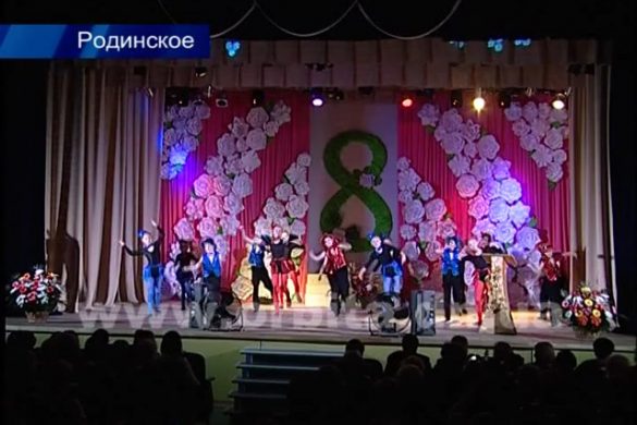 Сергей Фёдоров поздравил женщин Родинского с  8 Марта