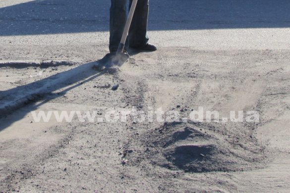 Покровск борется со шлаком после зимней посыпки дорог