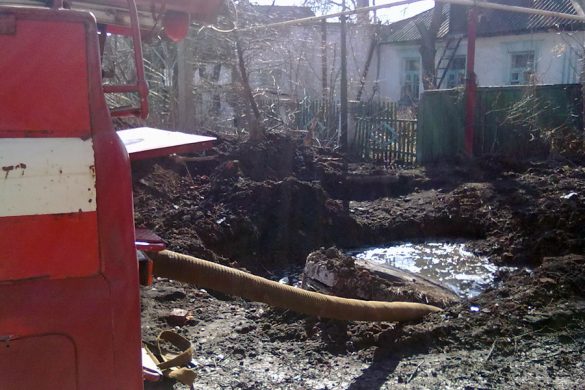 Провал коллектора в Мирнограде: дворы жителей улицы Янтарной заполняют нечистоты