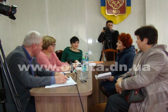 Жители Покровска жаловались на коммунальные проблемы руководителю областного департамента ЖКХ