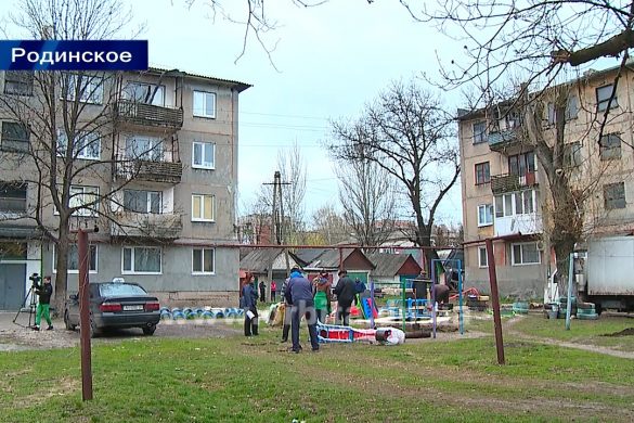 Покровский горсовет и Сергей Федоров предоставили ОСМД Родинского детские площадки