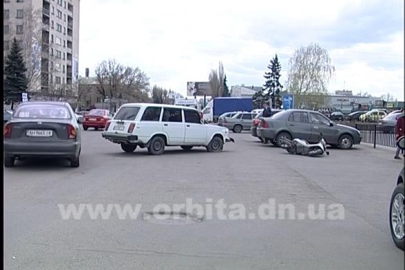 В Покровске столкнулись ВАЗ и скутер