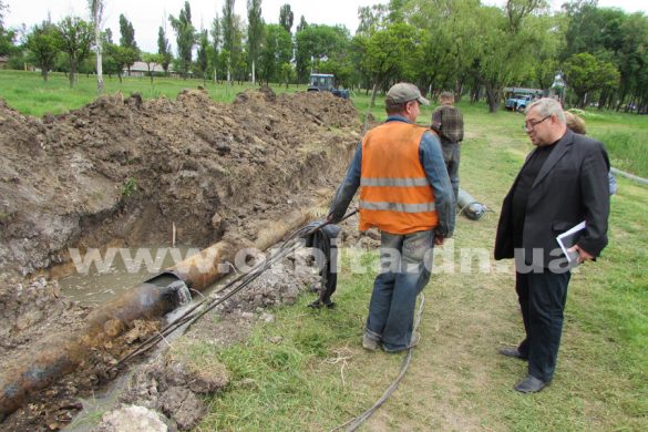 В Покровске меняют участок канализационного коллектора