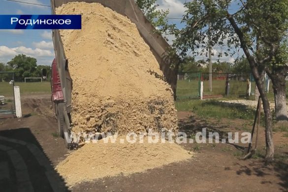 Покровский горсовет и Сергей Федоров благоустраивают детские площадки в Родинском