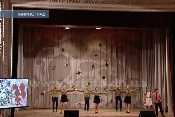 Школьники Мирнограда поздравили ветеранов фестивалем военно-патриотической песни