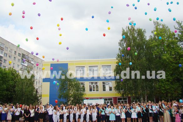 Выпускники ОШ №9 Покровска попрощались со школьными годами в родных стенах