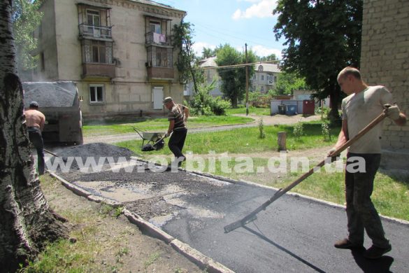 В центре Покровска ремонтируют тротуар