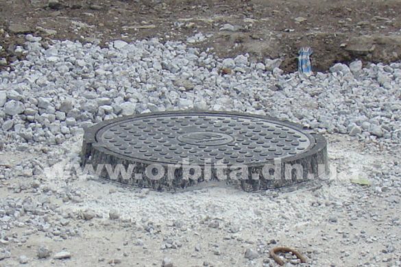 В Покровске производится замена водопроводных люков