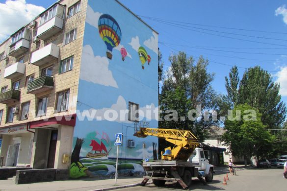 Селидовские художники дорисовывают мурал в Покровске