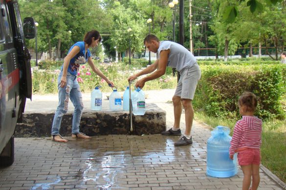 Безводье: жители Покровска снова взялись за баклажки