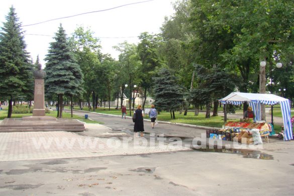 Возмутительно! Возле памятника Москаленко в Покровске торгуют помидорами