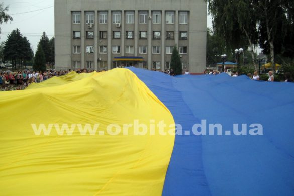 В Покровске развернули огромный флаг Украины
