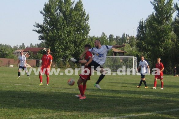 Покровские футболисты сыграли с луганской «Зарей» и ветеранами из Межевой
