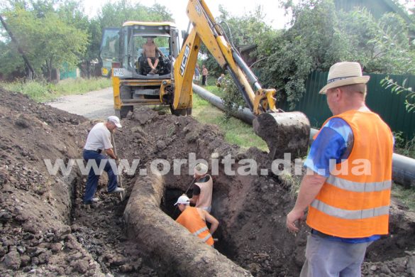 В Покровске меняют участок аварийного коллектора