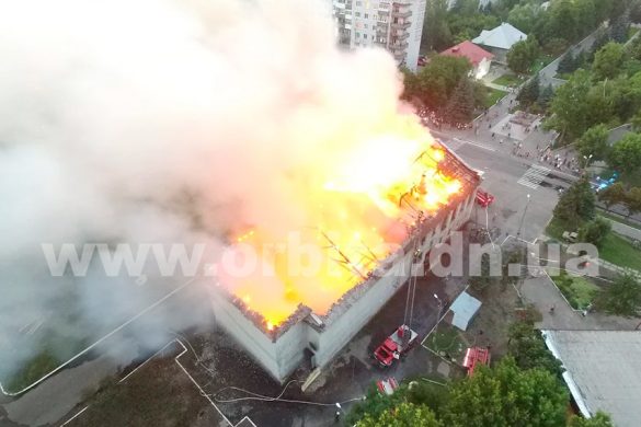 В Покровске горит кинотеатр “Мир” (добавлены фото, обновлено)
