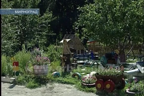 Оригинально и не дорого: жители Мирнограда своими руками построили детскую площадку
