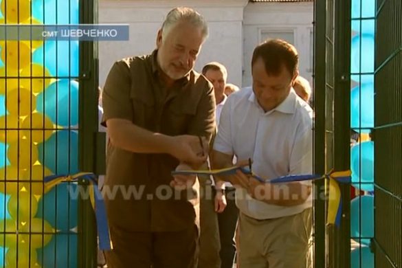 В поселке Шевченко открыли футбольное поле с искусственным покрытием