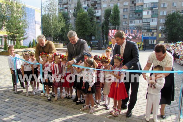 Президент Украины открыл опорную школу в Покровске (добавлено видео)