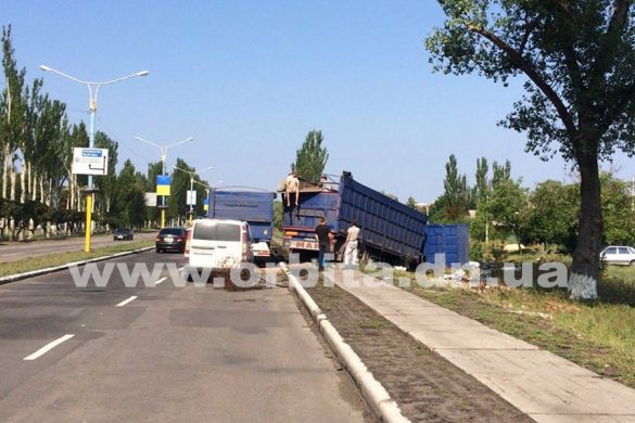 В Покровске перевернулась фура с зерном