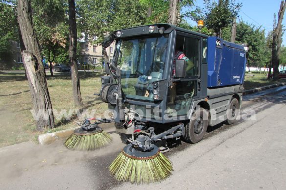 На дорогах Покровска работает машина-пылесос