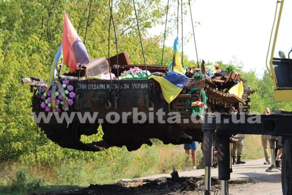 Подбитый танк-памятник из-под Донецка доставлен в Покровск
