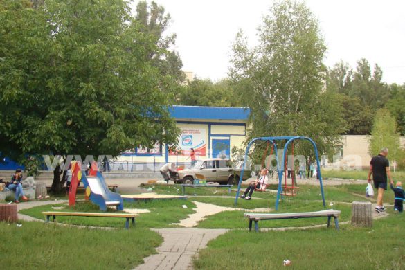 Детская площадка в микрорайоне «Солнечный» Покровска выглядит не по-детски