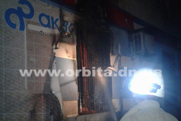 В центре Покровска горел баннер на магазине (добавлено фото)