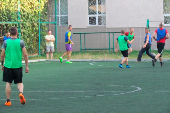 Военные медики Покровска сыграли в футбол с ремполком