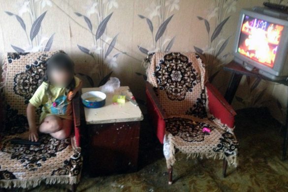 Матері 5-річної дитини, яка жила серед сміття, дали другий шанс на виховання доньки