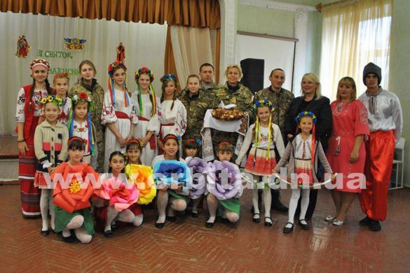 Накануне праздника военные встретились с покровскими школьниками