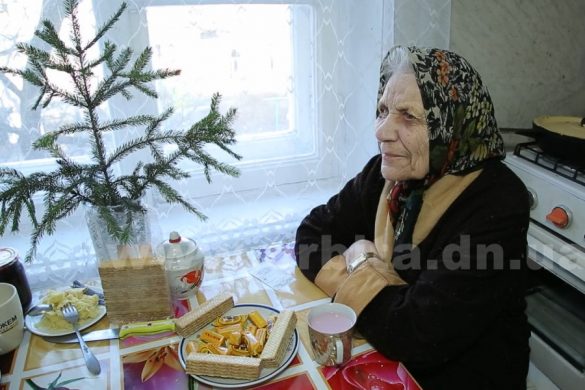Как школьники ОШ №12 заботятся о 90-летней учительнице